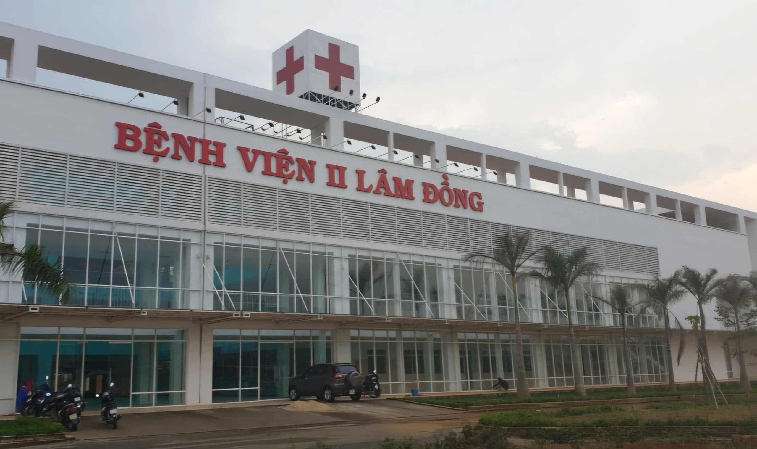 Benh vien II Lam Dong, noi xay ra vu viec benh nhan nhay tu lau 3 xuong dat