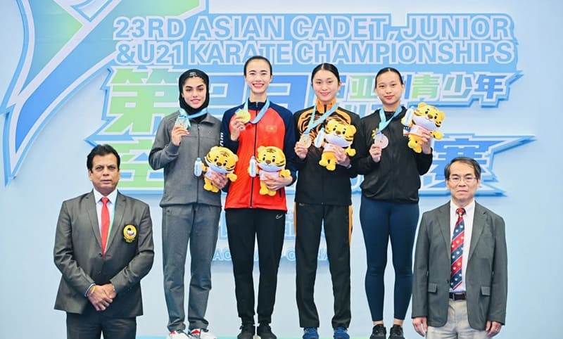 응우옌 티 지에우 리 선수(빨간색 셔츠)가 2025년 아시아 청소년 가라테 선수권 대회에서 금메달을 획득했습니다. 사진: AKF 아시아 가라테 연맹