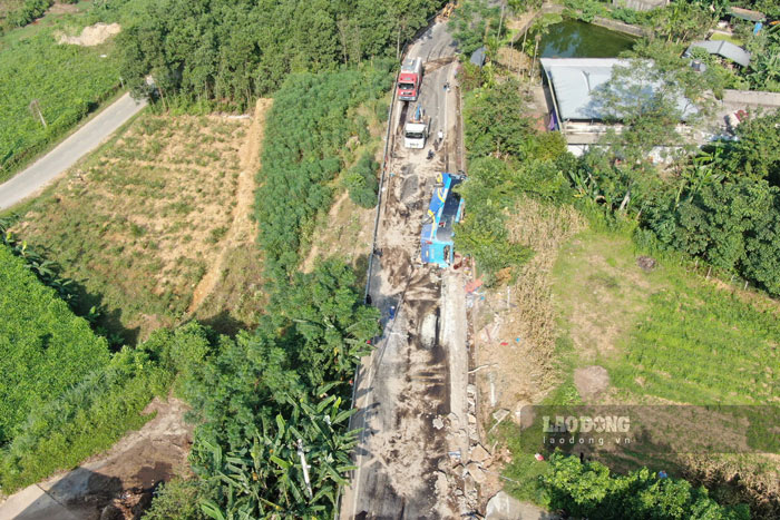 The scene of the passenger bus accident that killed 3 people and injured 19 others on Provincial Road 172. Photo: Van Duc