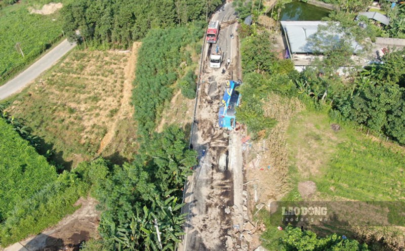 The scene of the passenger bus accident that killed 3 people and injured 19 others on Provincial Road 172. Photo: Van Duc