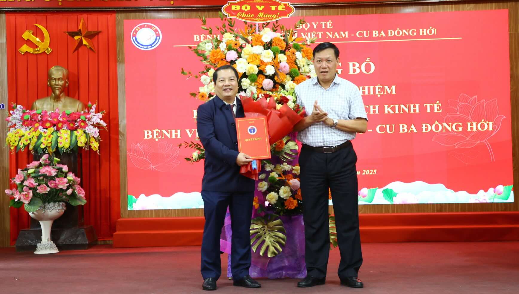 보건부 대표가 Doan Nguyen Hong 씨에게 베트남-쿠바 동호이 우호 병원 부원장 결정서를 수여하고 있습니다. 사진: Cong Sang