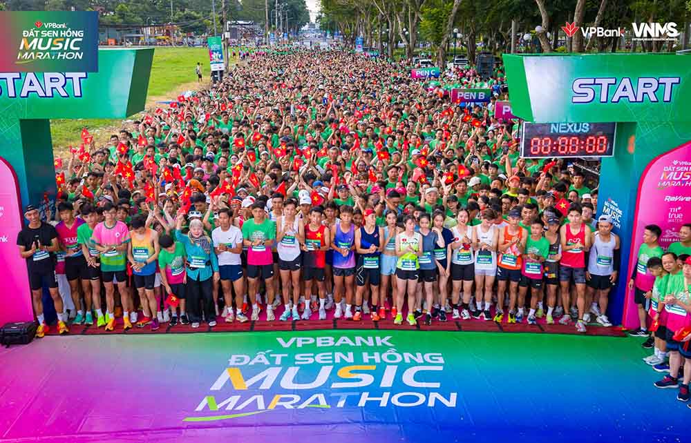 Hàng chục nghìn vận động viên hào hứng xuất phát. Ảnh: Ban tổ chức