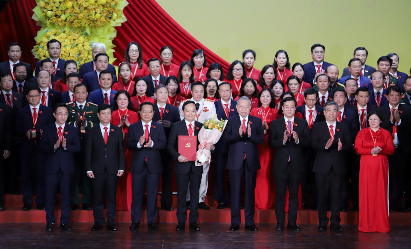 Tong Bi thu To Lam tang hoa chuc mung ban lanh dao Thanh uy TPHCM. Anh: Ban To chuc Dai hoi