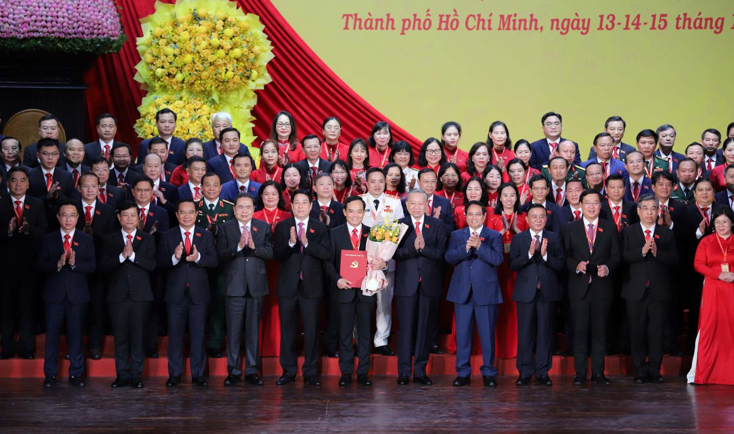Tong Bi thu To Lam cung lanh dao Dang, Nha nuoc tang hoa chuc mung lanh dao TPHCM nhiem ky 2025 - 2030. Anh: Ban To chuc Dai hoi