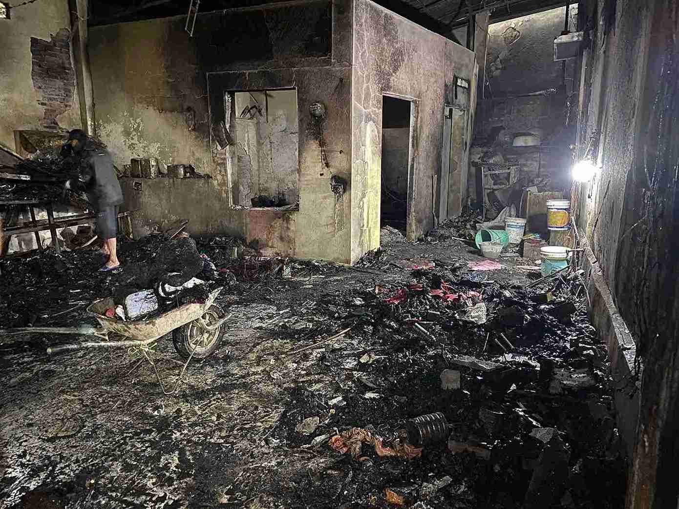 Escena del incendio en el hogar del Sr. Pham Van Duc aldea de Yen Trung comuna de Viet Tien provincia de Hung Yen. Foto: Comuna de Viet Tien