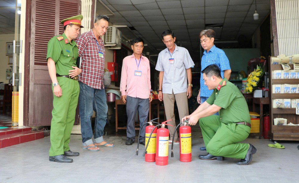 Luc luong chuc nang da ra soat toan bo he thong PCCC, bao gom cac binh chua chay, he thong bao chay tu dong va cac thiet bi lien quan. Anh: Tien Dung