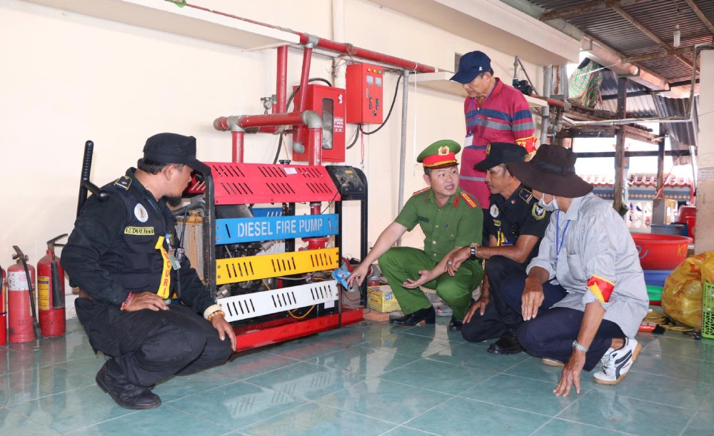 Kiểm tra, hướng dẫn vận hành máy phát phòng khi có sự cố cháy, nổ xảy ra. Ảnh: Tiến Dũng