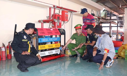 Kiểm tra, hướng dẫn vận hành máy phát phòng khi có sự cố cháy, nổ xảy ra. Ảnh: Tiến Dũng
