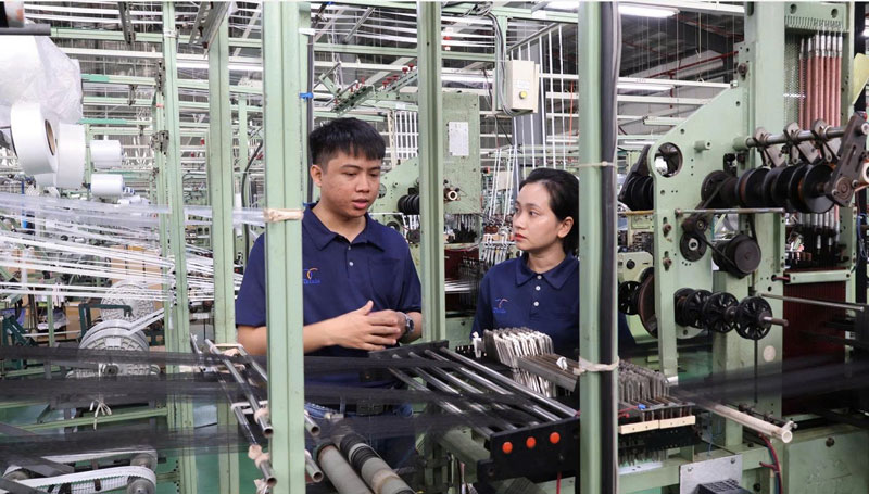 The initiative "Making and installing a material grinder system through a constant and motor motor separate from the weaving machine structure" helps Da Nang Telala Company Limited make billions of dong in profits each year. Photo: Tran Thi