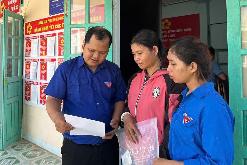 Da Nang pide a los funcionarios que vayan por todos los callejones llamando a cada casa para escuchar a la gente. Foto: Tran Thi