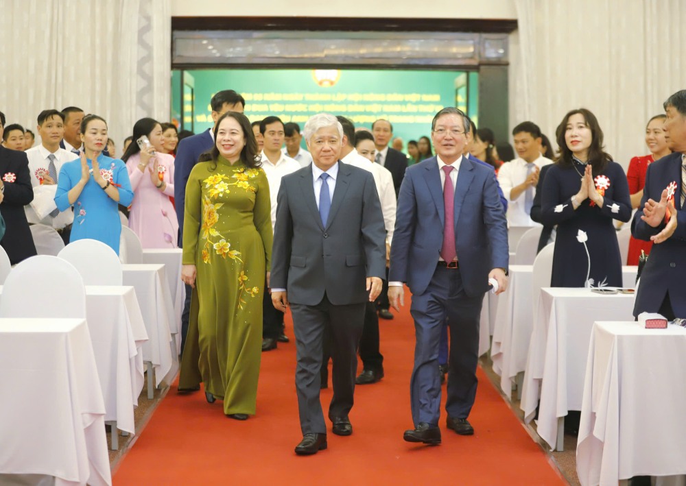 El camarada Do Van Chien - Miembro del Buro Politico - Secretario del Comite Central del Partido Secretario de la Union de Jovenes del Partido Presidente del Comite Central del Frente de la Patria de Vietnam y la camarada Vo Thi Anh Xuan - Miembro del Comite Central del Partido Vicepresidenta del Estado - asistieron a la ceremonia de conmemoracion del 95 aniversario de su fundacion y el VI Congreso de Resistencia a la Patria de la Union de Agricultores de Vietnam. Foto: Pham Hung