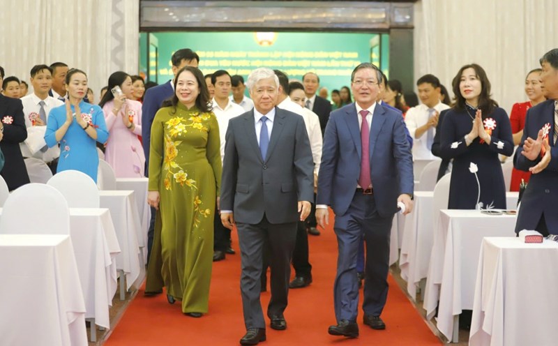 Comrade Do Van Chien - Politburo member, Secretary of the Party Central Committee, Secretary of the Party Delegation, Chairman of the Central Committee of the Vietnam Fatherland Front and Comrade Vo Thi Anh Xuan - Member of the Party Central Committee, Vice President - attended the 95th Anniversary of the Founding and the 6th Patriotic Emulation Congress of the Vietnam Farmers' Union. Photo: Pham Hung