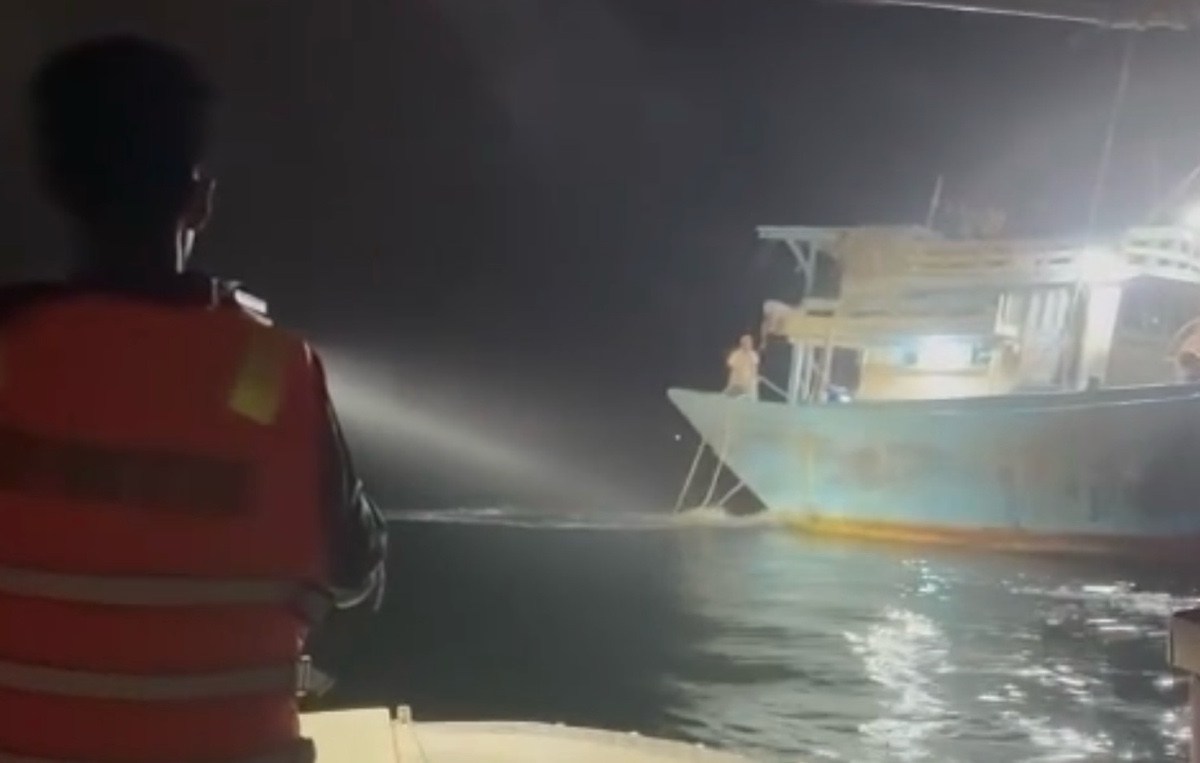 Lam Dong Border Guard approached the flying crushed fishing boat. Photo: Trung Thanh
