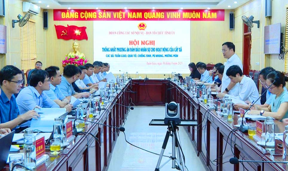 The Dien Bien Department of Home Affairs proposed to send nearly 100 cadres from the province to help the commune after inspecting activities in 45 communes and wards across the province. Photo: Hai NV