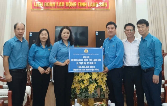 Dai dien lanh dao LDLD TP Hai Phong trao kinh phi ho tro cho LDLD tinh Thai Nguyen. Ảnh: Doan Ket