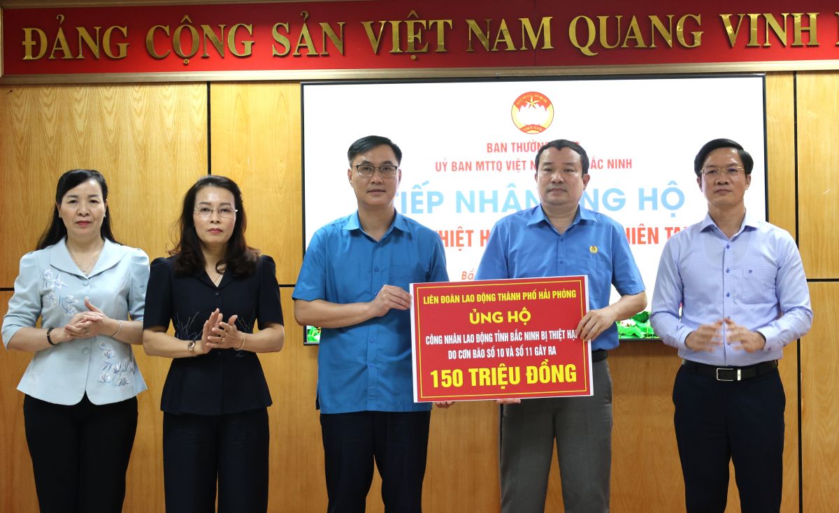 The leaders of the Hai Phong City Labor Federation presented funds to support union members and urban workers in Bac Ninh province who suffered damage due to floods. Photo: Doan Ket