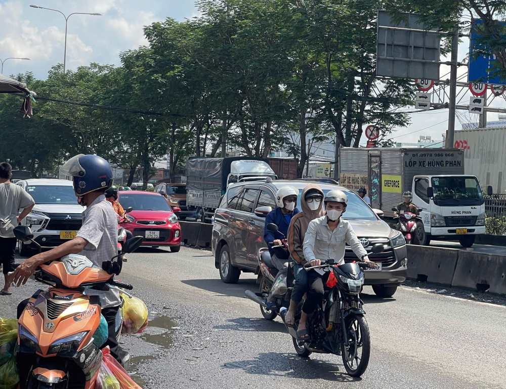 Vụ va chạm giao thông ở khu vực chợ đầu mối nông sản Thủ Đức khiến các phương tiện di chuyển chậm qua khu vực. Ảnh: Đông Hoàng