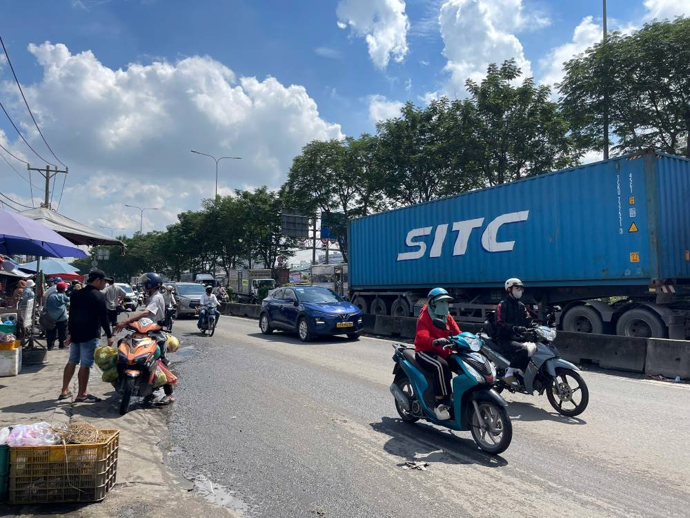 Va cham giao thong giua mot xe container va xe may khien mot nguoi tu vong. Anh: Dong Hoang