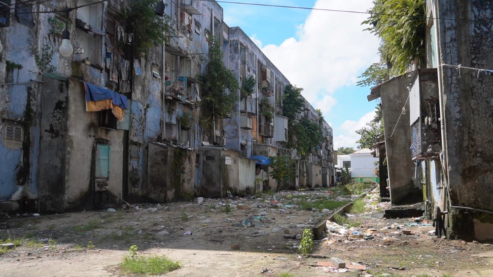 The apartment building is seriously degraded, and Da Nang residents hope to settle down every day. Photo: Tran Thi
