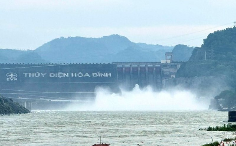 Hoa Binh Hydropower Plant is ordered to release the bottom. Photo: Minh Chuyen
