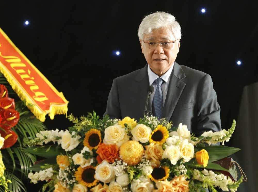 Do Van Chien 동지 – 정치국 위원 – 중앙당 서기 – 조국전선 당위원회 서기 – 중앙 단체 간부회 베트남 조국전선 중앙위원회 위원장 – 베트남 농민회 창립 95주년 기념식 제6차 베트남 농민회 애국 경쟁 대회에서 베트남 농민회 및 노동자 계급의 5가지 전략적 내용 언급. 사진: Pham Hung