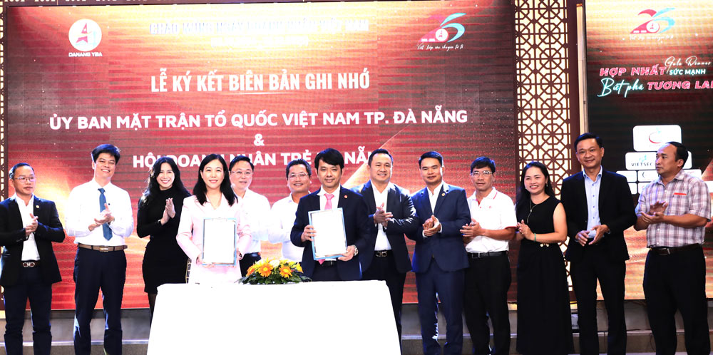 다낭시 MTTQ 위원회와 시 청년 기업가 협회는 2025~2028년 협력 양해 각서를 체결했습니다. 사진: MTTQVN 다낭
