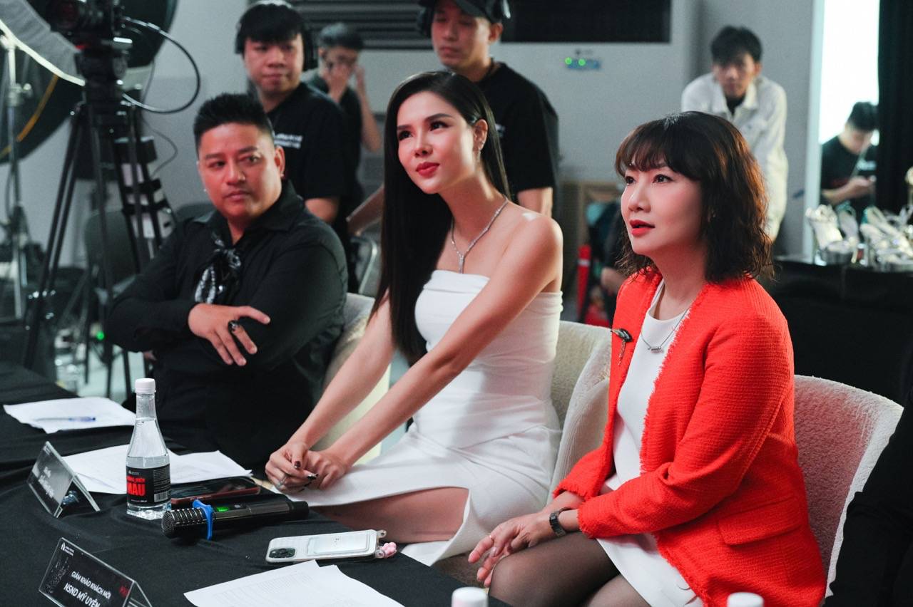 인민예술가 미우옌(주황색 옷)이 캐스팅 심사에 참여하고 있습니다. 사진: 제작사.