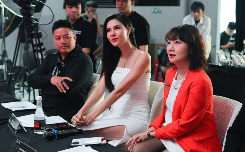 People's Artist My Uyen (orange shirt) participated in the casting. Photo: Producer.