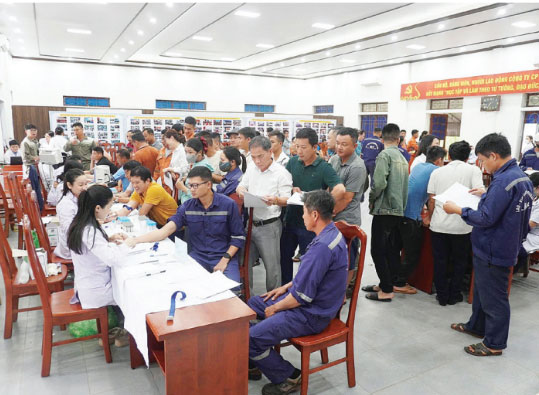 Công ty Cổ phần Cảng Quốc tế Lào - Việt tổ chức khám sức khỏe định kỳ cho người lao động. Ảnh: TRẦN TUẤN
