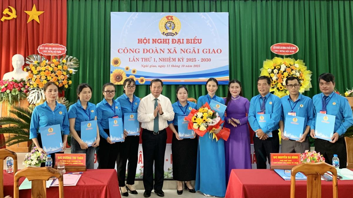 Launching the Executive Committee of the Ngai Giao Commune Trade Union, term I, 2025-2030 at the Conference. Photo: Thai Binh