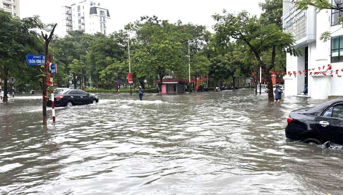 Cong nhan Thoat nuoc Hai Phong ung truc khu vuc ngap tai nga tu Tran Hung Dao - Minh Khai. Ảnh: Tu Anh