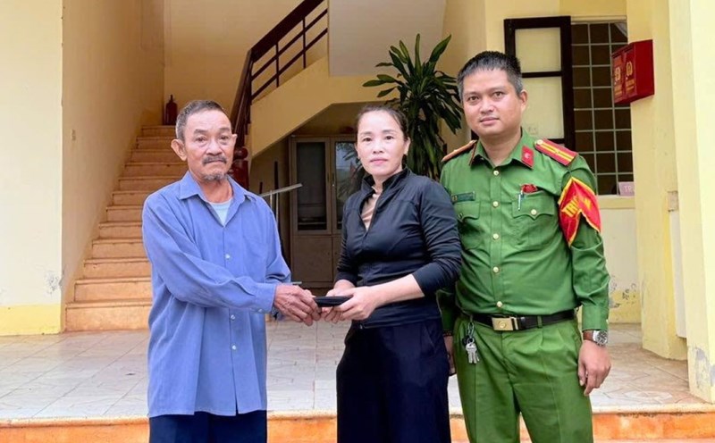 Mr. Hoang Van Dung returned the money and gold that the woman had picked up. Photo: Ben Quan Commune Police