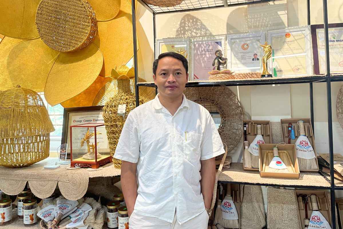 Basel 바나나 줄기는 잠재력이 있지만 우리는 너무 많이 버리고 있습니다.' - Dung 씨는 바나나 줄기에서 나오는 방대한 양의 재료 잠재력에 대해 아쉬워하며 말했습니다. 사진: THANH BINH