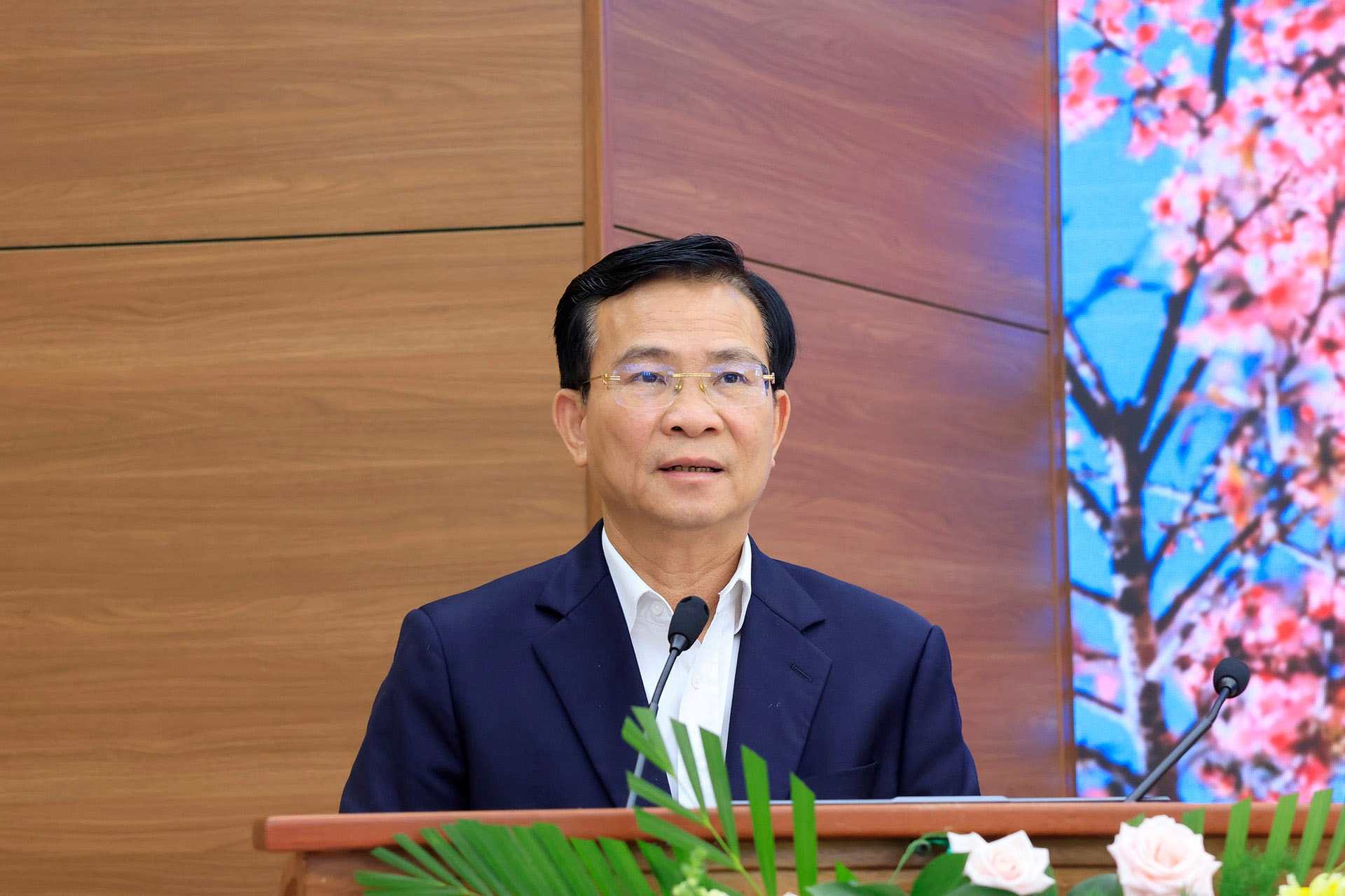 省党委員会副書記、省人民委員会委員長のホー・ヴァン・ムオイ氏は、デジタル普及教育運動の発足式で講演した。写真: デュイ・トゥアン