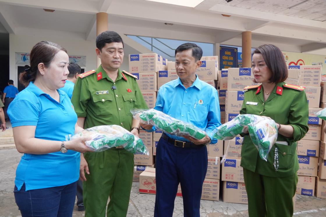 Lanh dao LDLD TP Can Tho va Cong an phuong Cai Khe kiem tra lai nhu yeu pham truoc khi chuyen di. Anh: Ta Quang