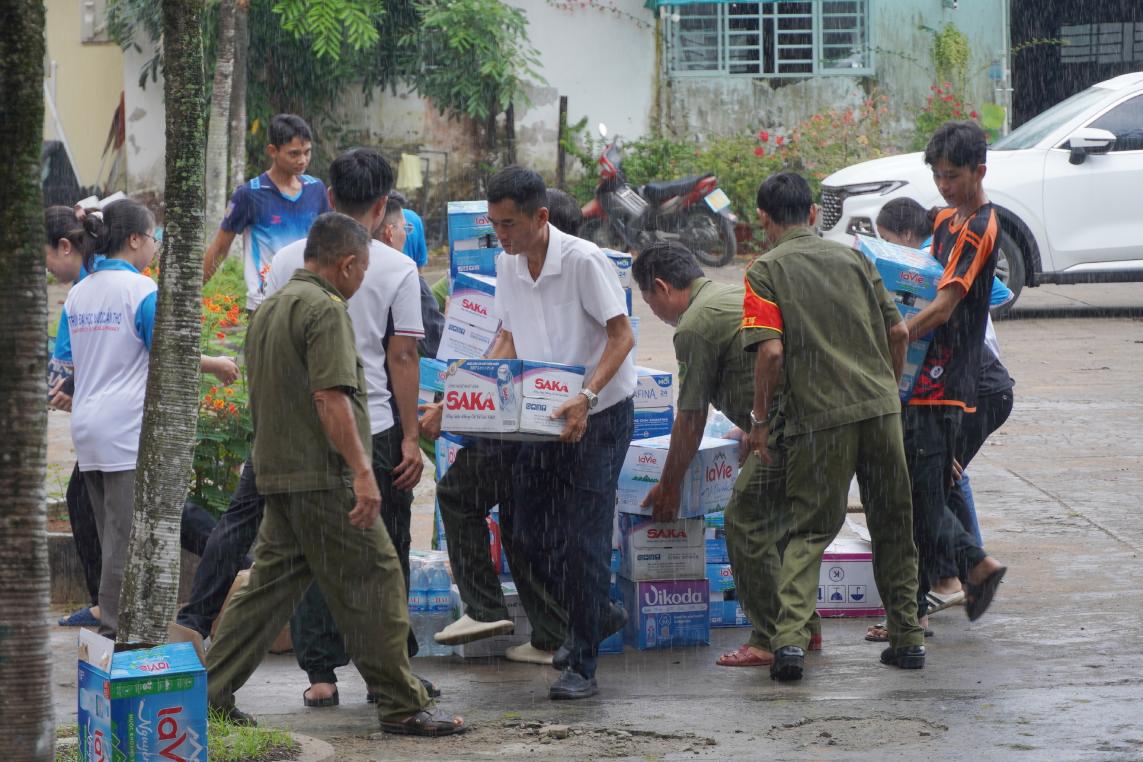 Doi ngu tinh nguyen van chuyen nhu yeu pham tranh mua. Anh: Ta Quang