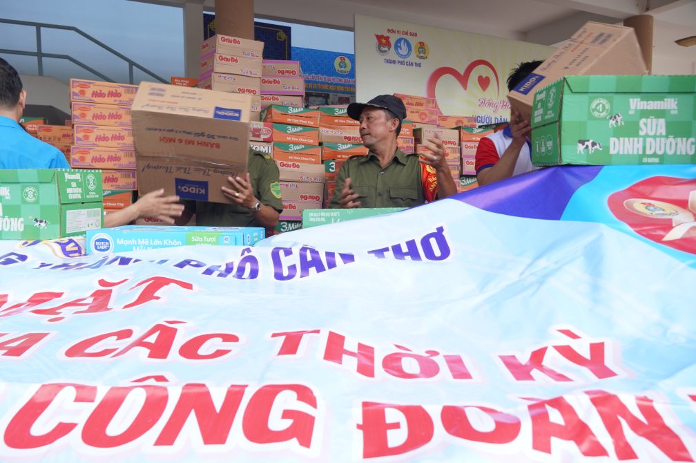 Doan vien, can bo Cong doan TP Can Tho ho tro sap xep hang hoa len xe. Anh: Ta Quang