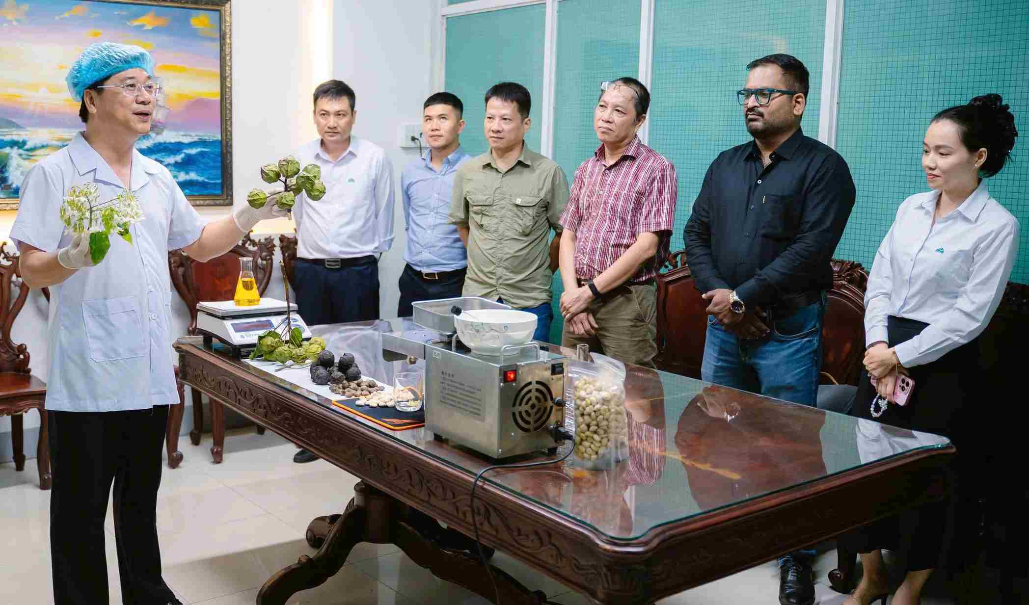 Mr. Ho Xuan Hieu (left cover of the photo) - Chairman of the Board of Directors of Sepon Group introduced to a business from India about the process of pressing crab oil, then went to sign the product consumption. Photo: C. CHAU