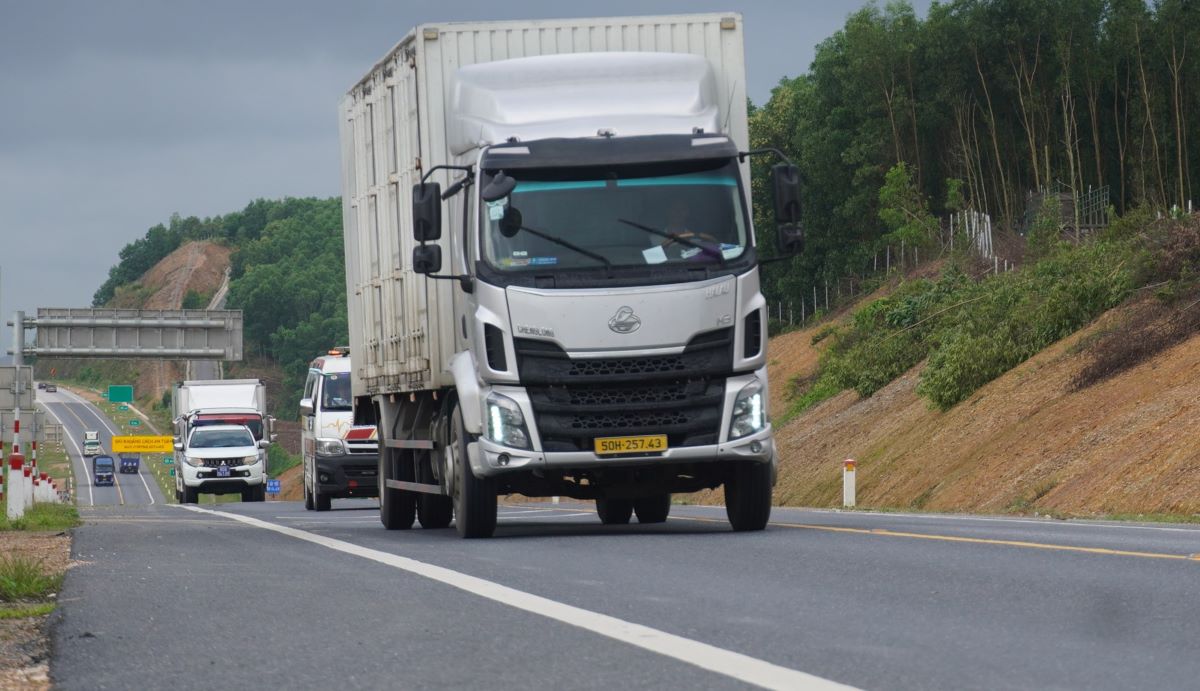 La autopista Cam Lo - La Son casi ha terminado su garantia cuando aparece un agujero prolongado. Foto: Hung Tho