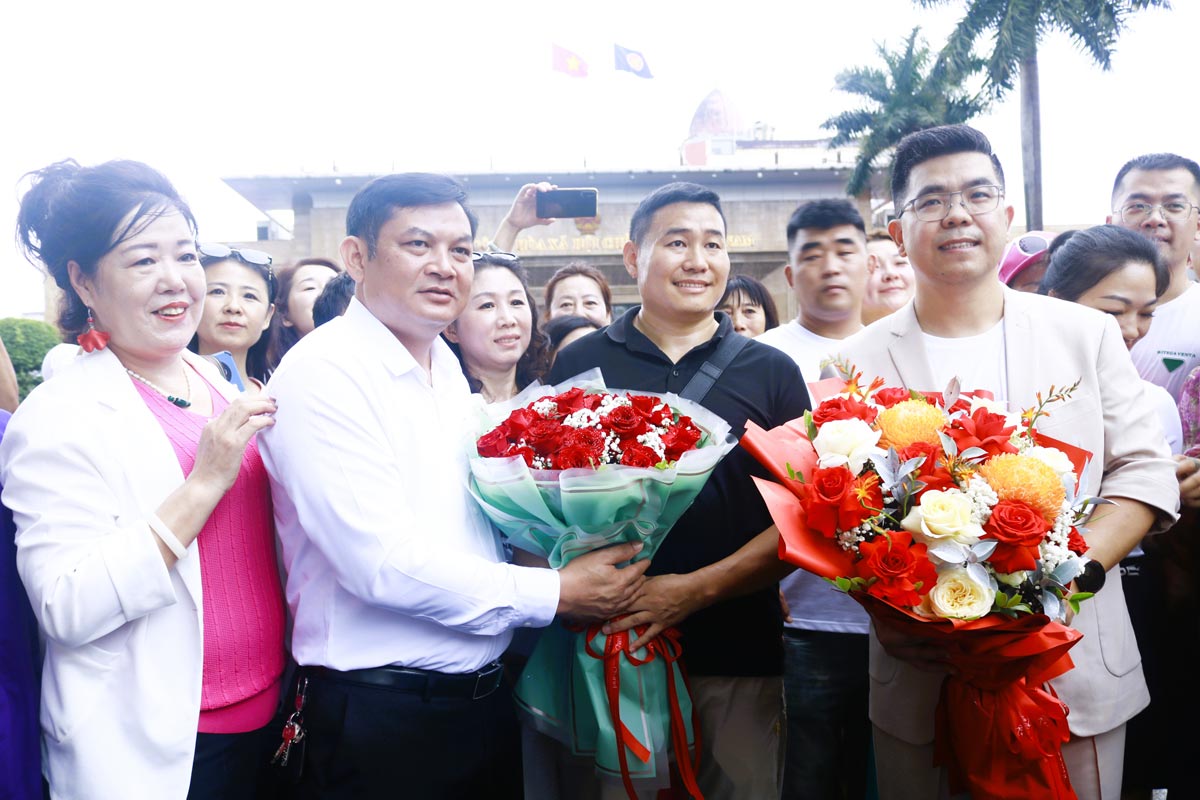 Mr. Do Van Tuan, Chairman of Mong Cai 1 Ward People's Committee presented flowers and welcomed visitors to Quang Ninh, Vietnam. Photo: Mong Cai 1 Ward Portal