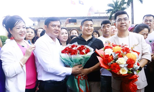 Ông Đỗ Văn Tuấn, Chủ tịch UBND phường Móng Cái 1 tặng hoa, chào đón du khách đến với Quảng Ninh, Việt Nam. Ảnh: Cổng TTĐT phường Móng Cái 1