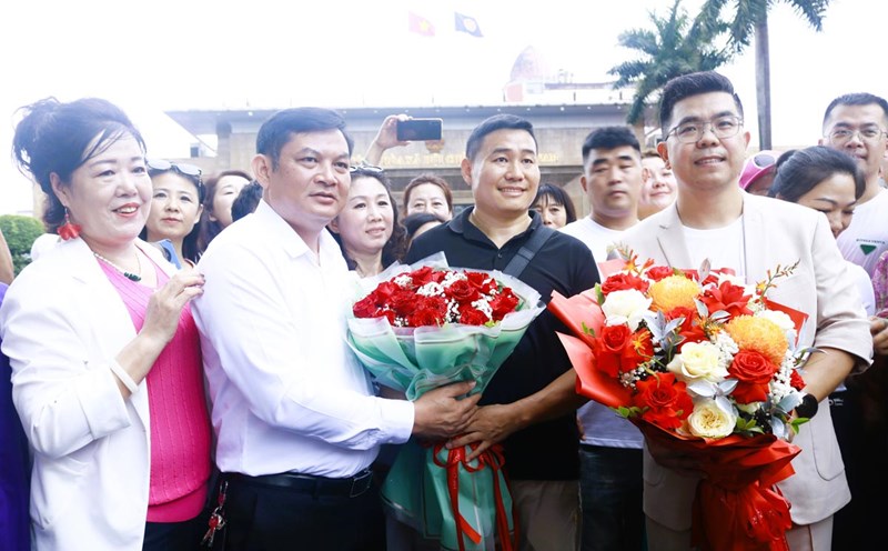 Mr. Do Van Tuan, Chairman of Mong Cai 1 Ward People's Committee presented flowers and welcomed visitors to Quang Ninh, Vietnam. Photo: Mong Cai 1 Ward Portal