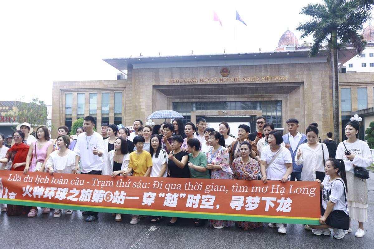 Doan khach du lich chup anh luu niem tai Cua khau Quoc te Mong Cai. Anh: Cong TTDT phuong Mong Cai 1