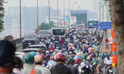 Tình trạng kẹt xe kéo dài tại cầu Bình Triệu 2 khiến người dân di chuyển khó khăn, sáng 27.8. Ảnh: Anh Tú