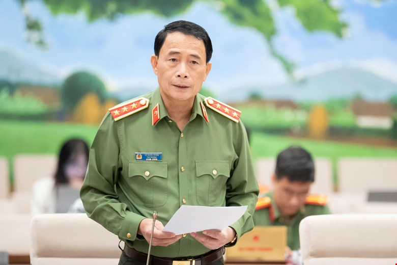 Senior Lieutenant General Le Quoc Hung - Deputy Minister of Public Security - presented the draft Law amending and supplementing a number of articles of the Law on National Defense, Security and Industrial Mobilization Industry. Photo: Quochoi.vn