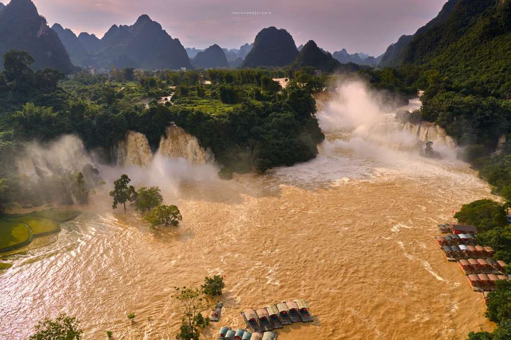 Thac Ban Gioc ngay binh thuong va khi lu du do ve trong con bao so 11 vua qua. Anh: Tan Van, Thai Duong
