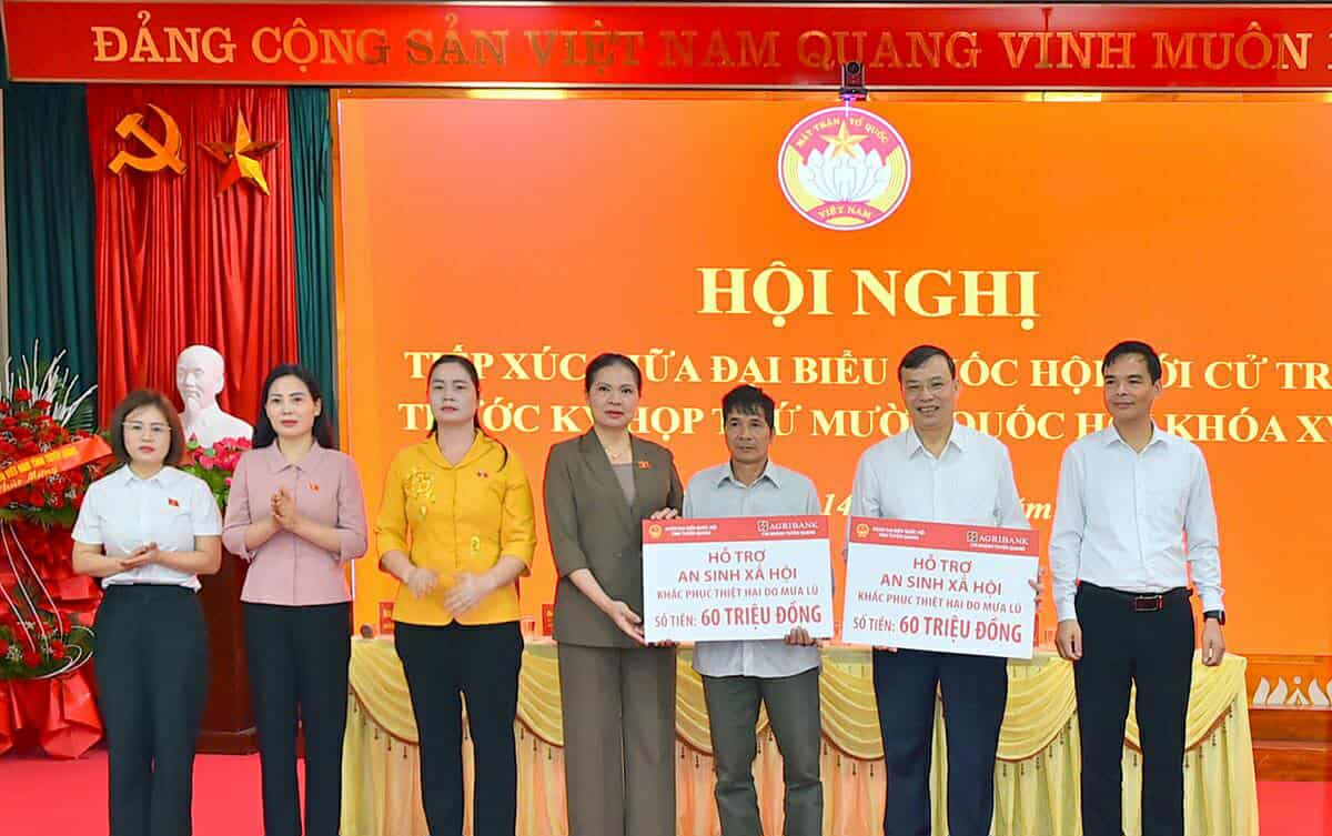 Doan DBQH tinh trao ho tro cho xa Yen Son va cac ho dan bi anh huong boi lu lut. Anh: Thanh Phuc