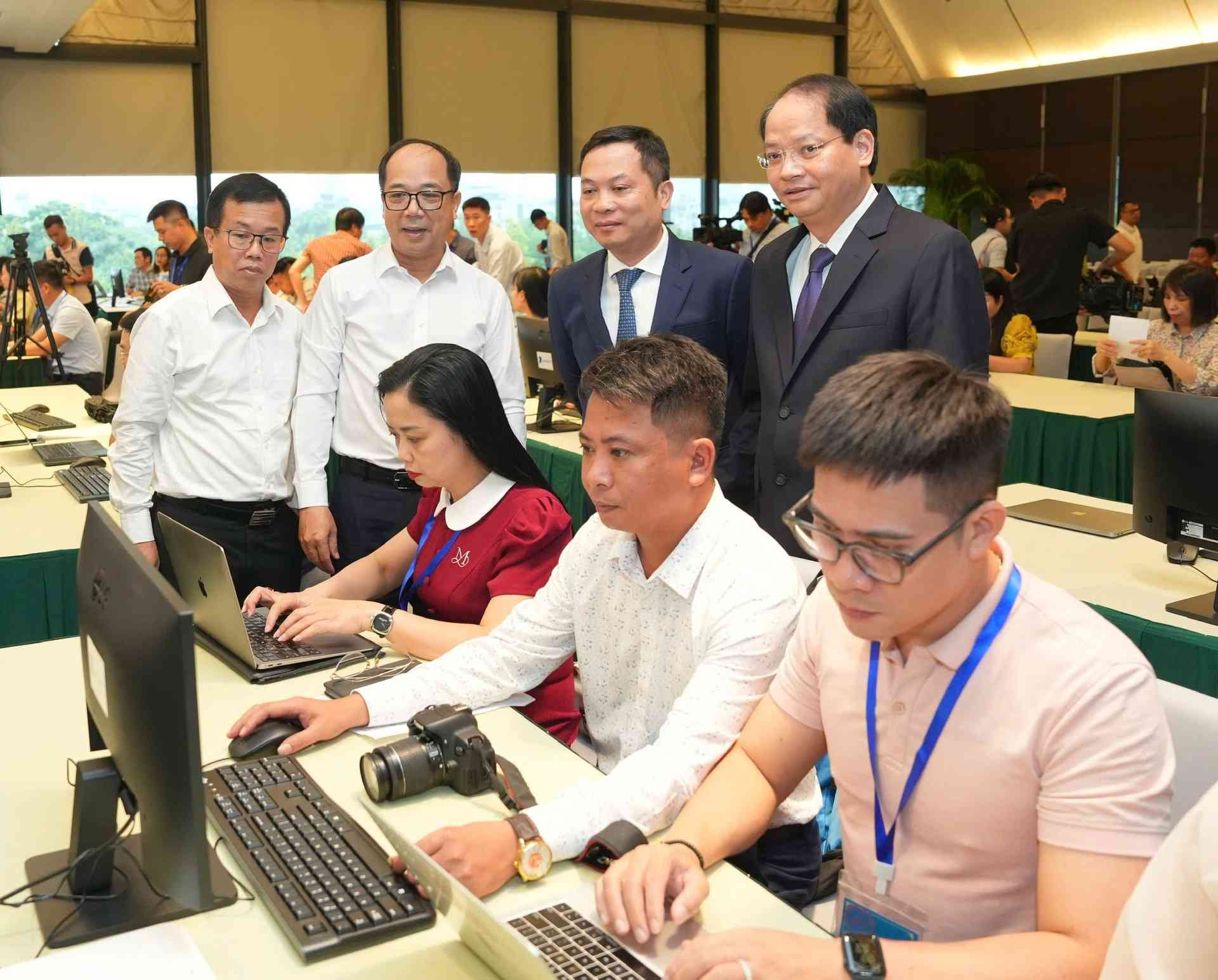 Khai truong Trung tam Bao chi phuc vu Dai hoi dai bieu Dang bo TP Ha Noi lan thu XVIII