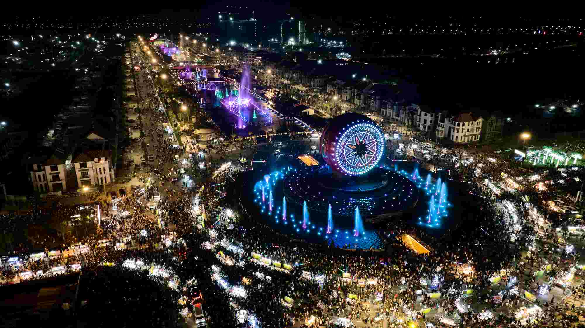 Times Square area in Ha Nam ward (Ninh Binh) at night. Photo: THERRY