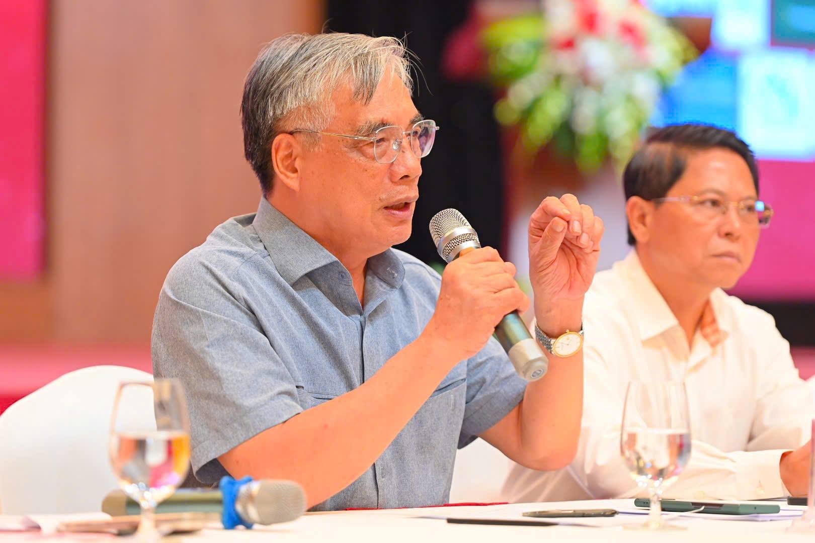 쩐딘티엔 부교수 - 베트남 경제 연구소 전 소장 - 2025년 베트남 민간 경제 포럼에서 발언. 사진: DOAN HUNG